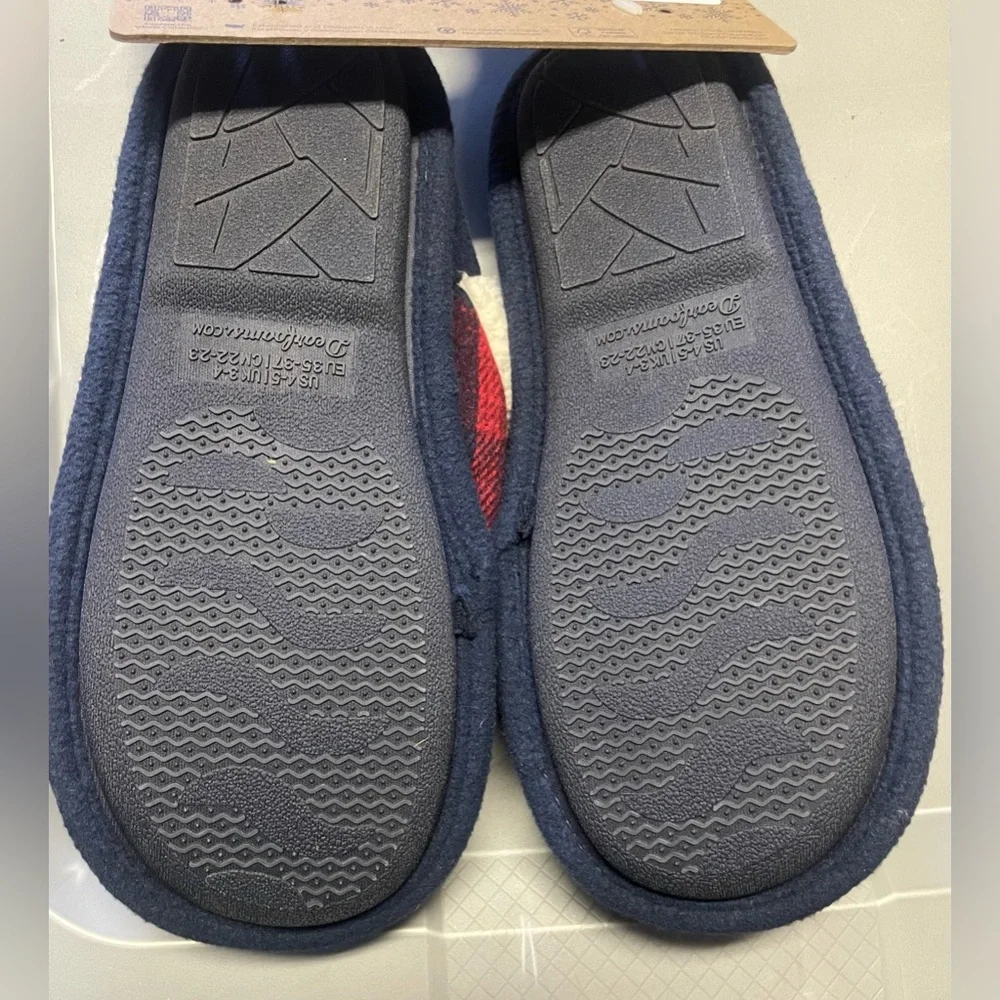 Dearfoarms Cozy Red and‎ Blue Plaid Kids Slippers! NEW! Size 4/5
